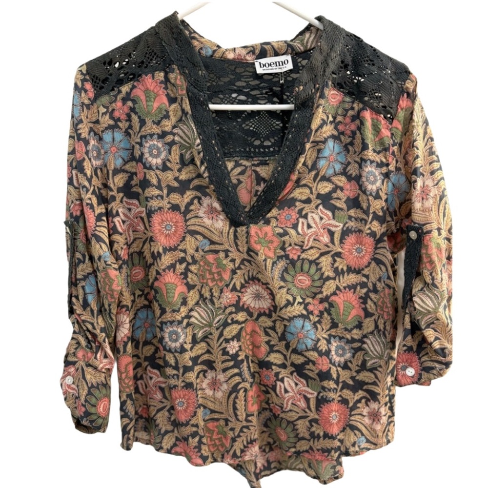 Boemo Boho Crochet and Floral V-neck Top Size small Anthro